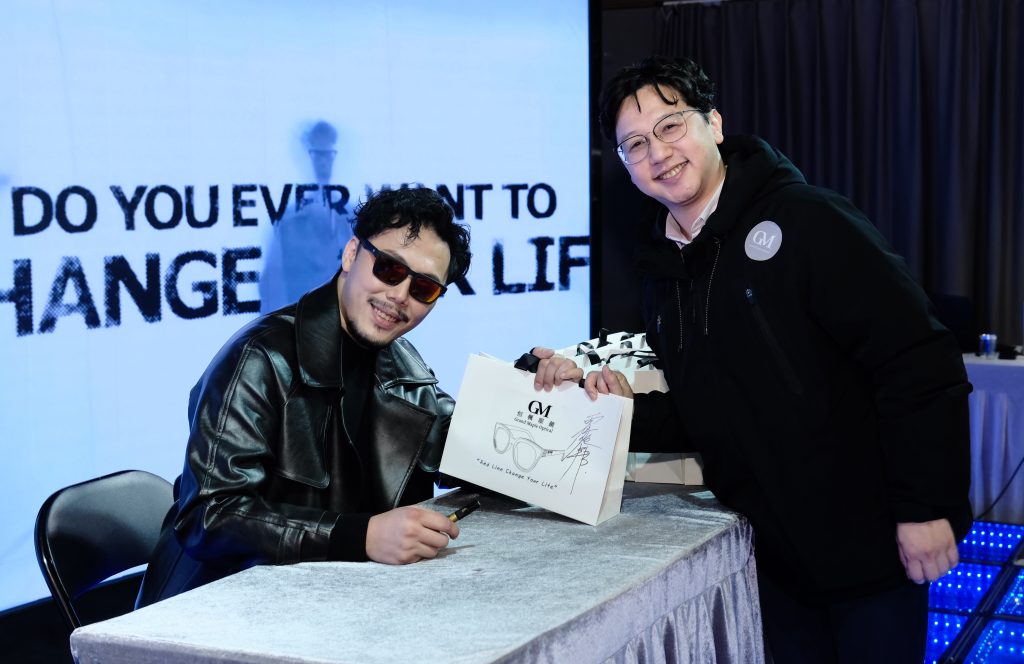 Celebrity KOL autograph session at Grand Maple Eyewear event